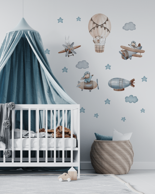 Simulare foto camera de bebe cu perete lipit cu autocolante cu avionase, balon cu aer cald, norisori, dirijabil, animale