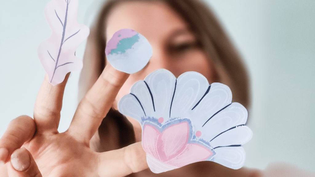 femeie tinand pe degete trei autocolante de perete taiate pe contur