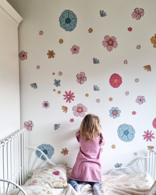 Applicazione semplice di adesivo tessile con fiori per ragazze su parete bianca